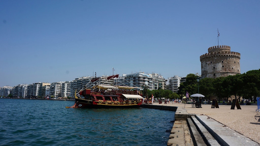 Die Meeresfront von Thessaloniki mit dem Wahrzeichen der Stadt, dem Weißen Turm.