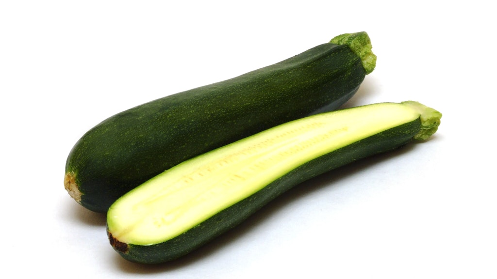 Die Zucchini werden für die gefüllten Zucchini mit Hackfleisch längst halbiert und dann mit einem Löffel ausgehöhlt.