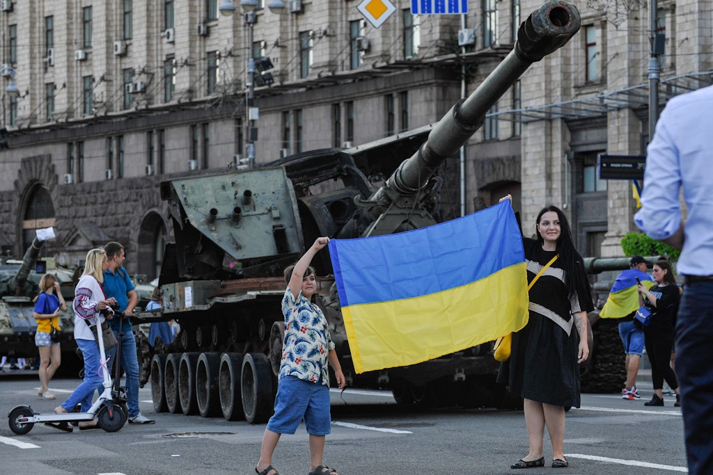 Ukrainer feiern in Kiew vor zerstörten russischen Panzern den Unabhängigkeitstag. Massenkundgebungen sind aus Sicherheitsgründen verboten.