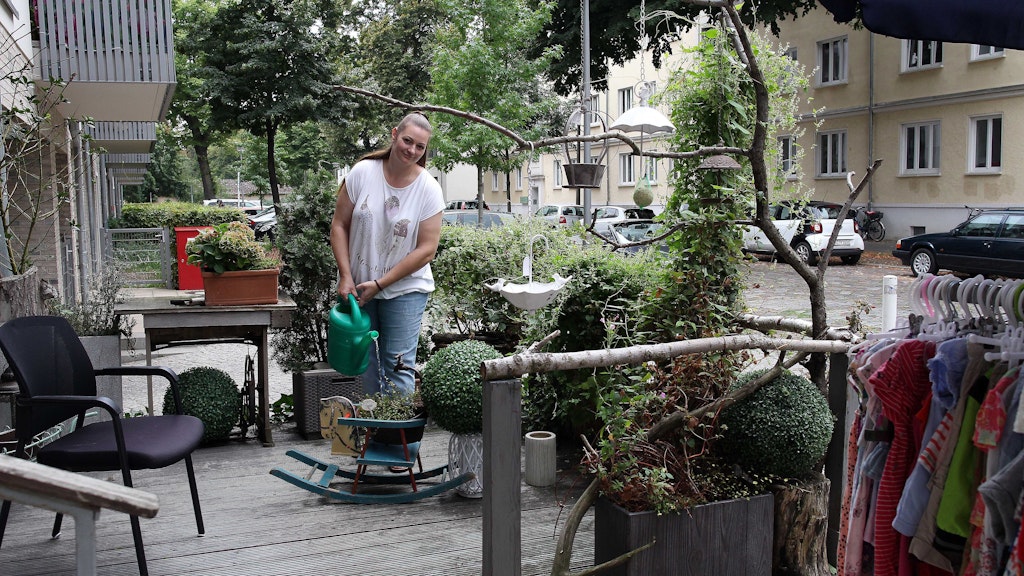 Direkt hinter der Terrasse befindet sich die Ausfahrt einer Tiefgarage. Liegt hier der Grund für den Abrissbescheid?