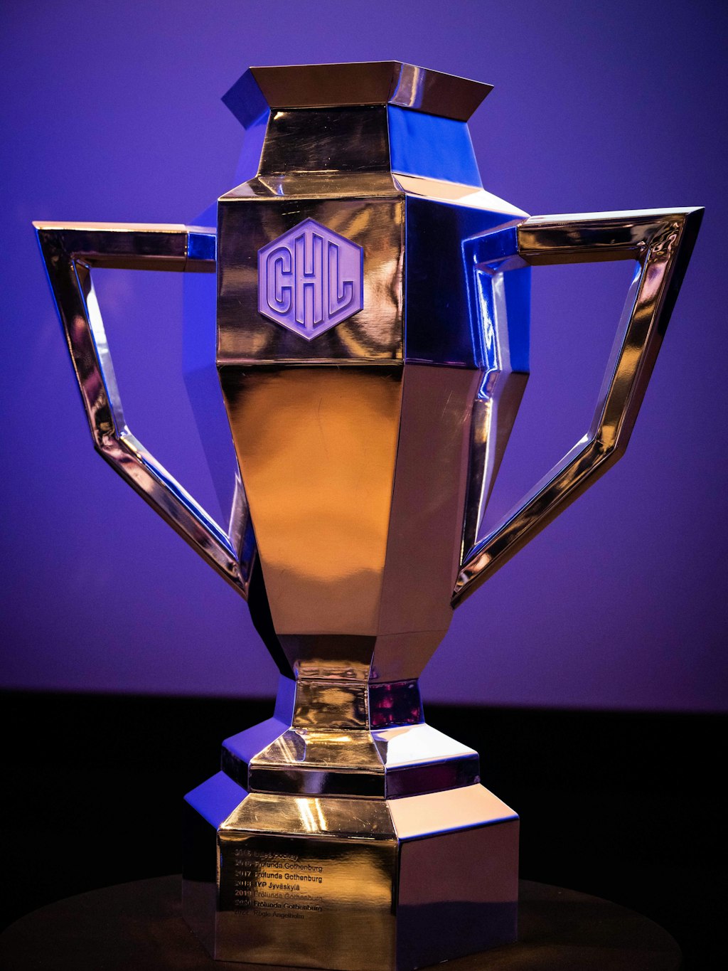 Der Pokal der Königsklasse steht während der Pressekonferenz schon mal in Berlin.