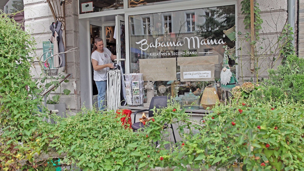 Sina Bülau wurde schon durch Corona arg gebeutelt. Nun soll auch die Terrasse vor ihrem Laden weg.