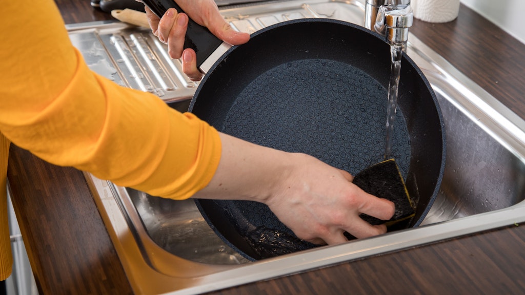 Geschirr im Spülbecken vorzuspülen, bevor man es in den Geschirrspüler stellt, ist meist unnötig und verschwendet Wasser und Energie..