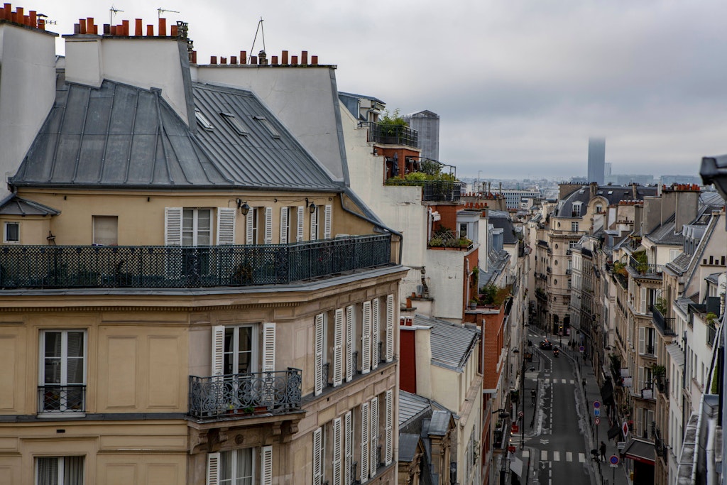 Klein, kleiner, noch kleiner – in Paris werden zahlreiche Ein-Zimmer-Wohnungen vermietet, die unvorstellbar und oft auch unzulässig winzig sind.