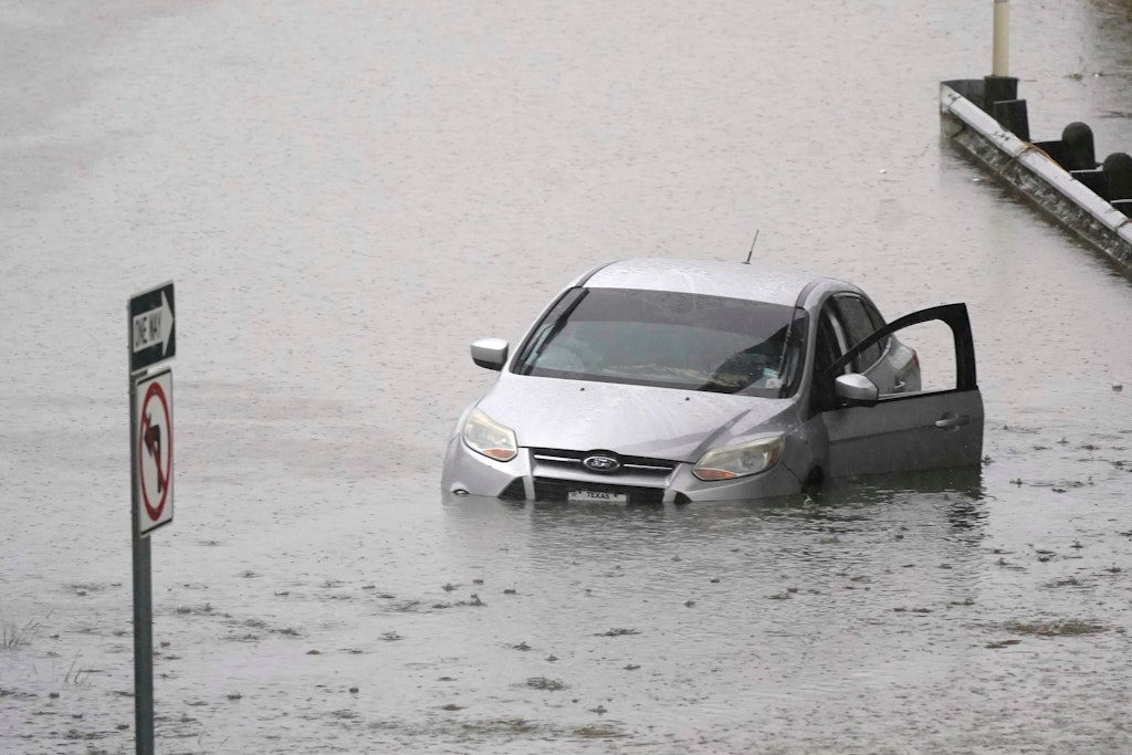 Ein Auto steht bei Hochwasser in Texas (USA) auf einer Straße. Wie heftig werden die Unwetter in Deutschland?