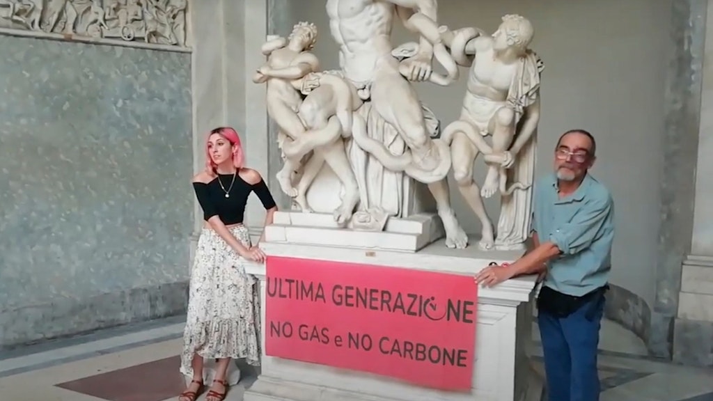 Vatikanstadt: Ein von den Klimaaktivisten der Gruppe „Ultima Generazione“ zur Verfügung gestelltes Videostandbild zeigt zwei Mitglieder, die ihre Hände an die römische Statue des Laokoon und seiner Söhne, eines der Meisterwerke der Sammlung der Vatikanischen Museen, geklebt haben, um gegen den Klimawandel zu protestieren. 