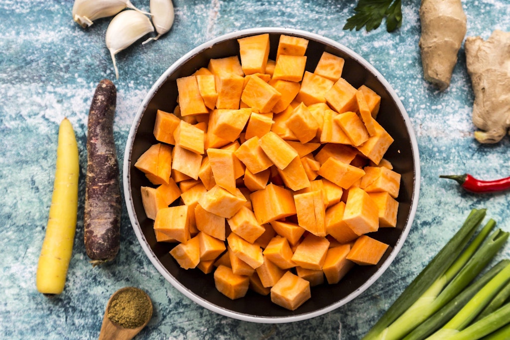 Gewürfelte Süßkartoffeln enthalten Vitamin A und Betacarotin, das gut für die Sehkraft und die Haut ist.