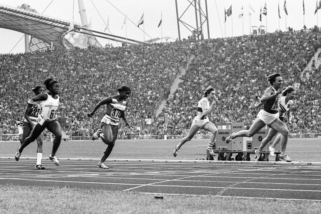 Der 100-m-Zieleinlauf 1972: Renate Stecher (2.v.re.) gewinnt vor Raelene Boyle (Australien, re.), Silvia Chivas (Kuba, 2.v.li.), Iris Davis (USA, 3.v.li.) und Annegret Richter (BRD, 3.v.re.).