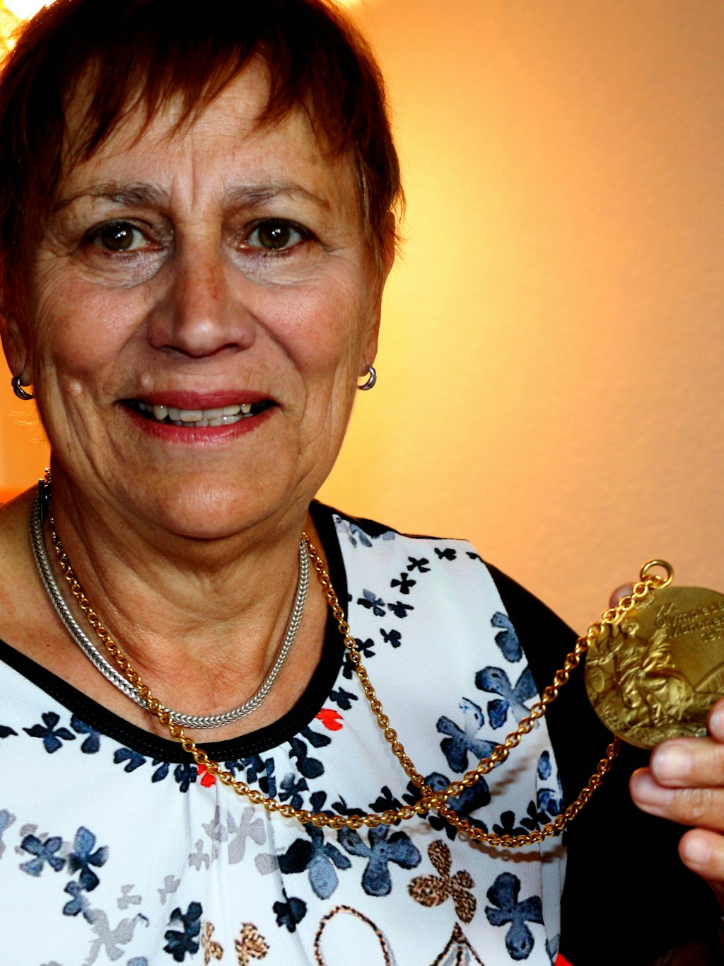 Renate Stecher zeigt heute ihre Goldmedaille der Olympischen Spiele 1972.