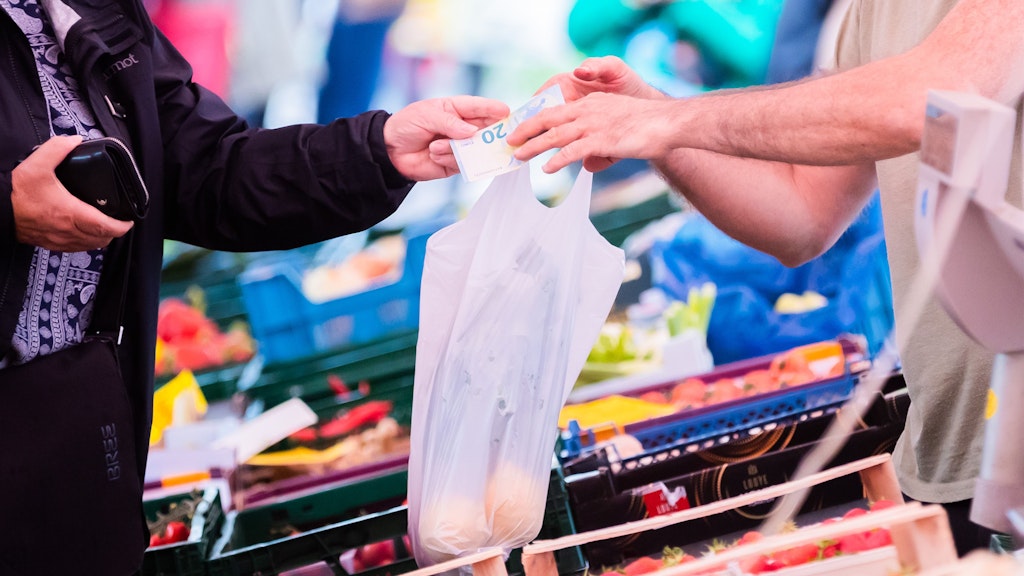Lebensmittel werden immer teurer. Verbraucherschützer fordern jetzt, die Mehrwertsteuer auf Obst und Gemüse auszusetzen.