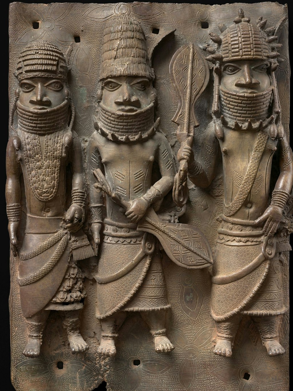 Dieses Messing-Relief aus dem 16. Jahrhundert, das einstweilen in Berlin bleibt, zeigt einen König von Benin mit zwei Begleitern.