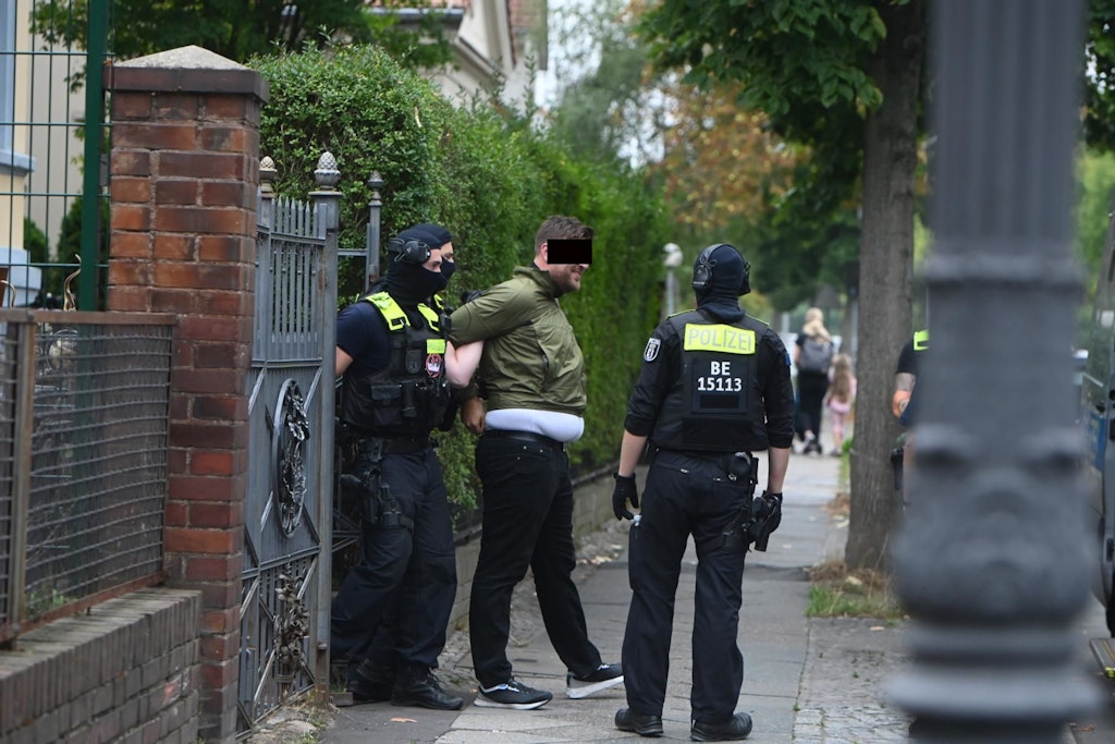 Festnahme eines Intensivtäters aus dem Remmo-Clan, der seine Festnahme offenbar lustig findet.