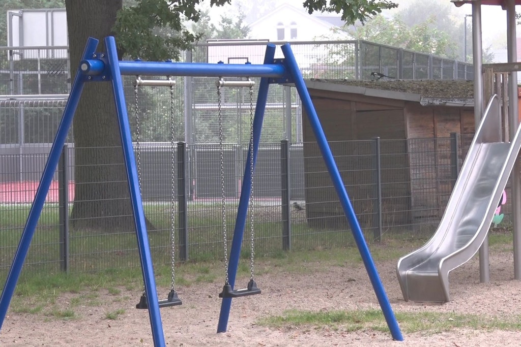Spielgeräte stehen auf dem Geländer einer Kita in Neuruppin. 
