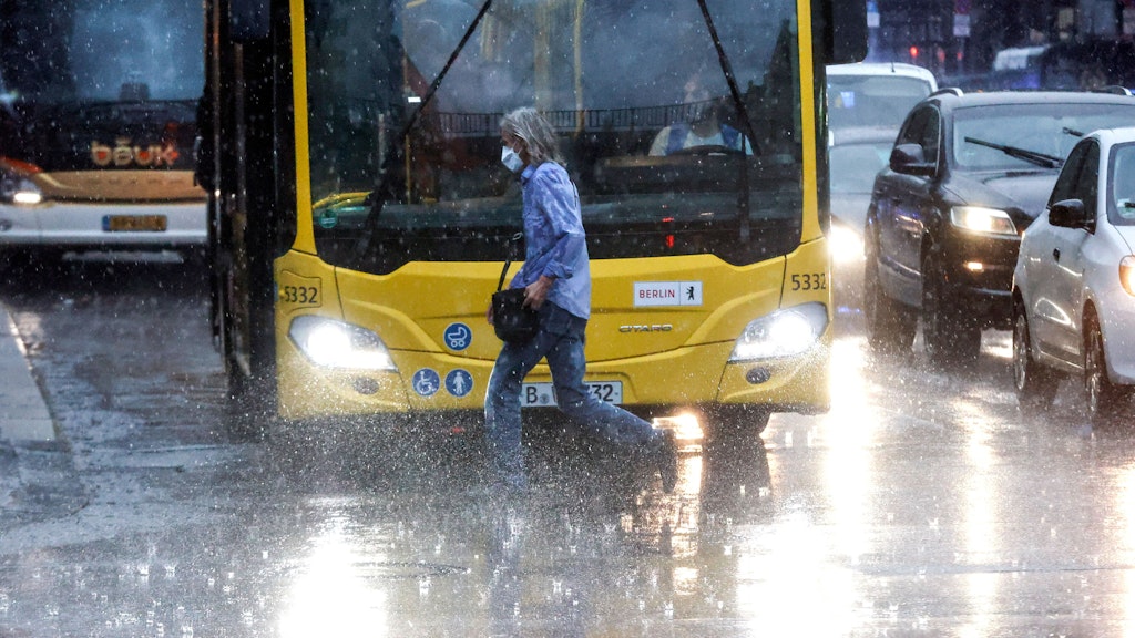 Nach wochenlanger Hitze warnen Wetter-Experten heute und morgen vor richtig viel Regen in Berlin und dem Nordosten Deutschlands.