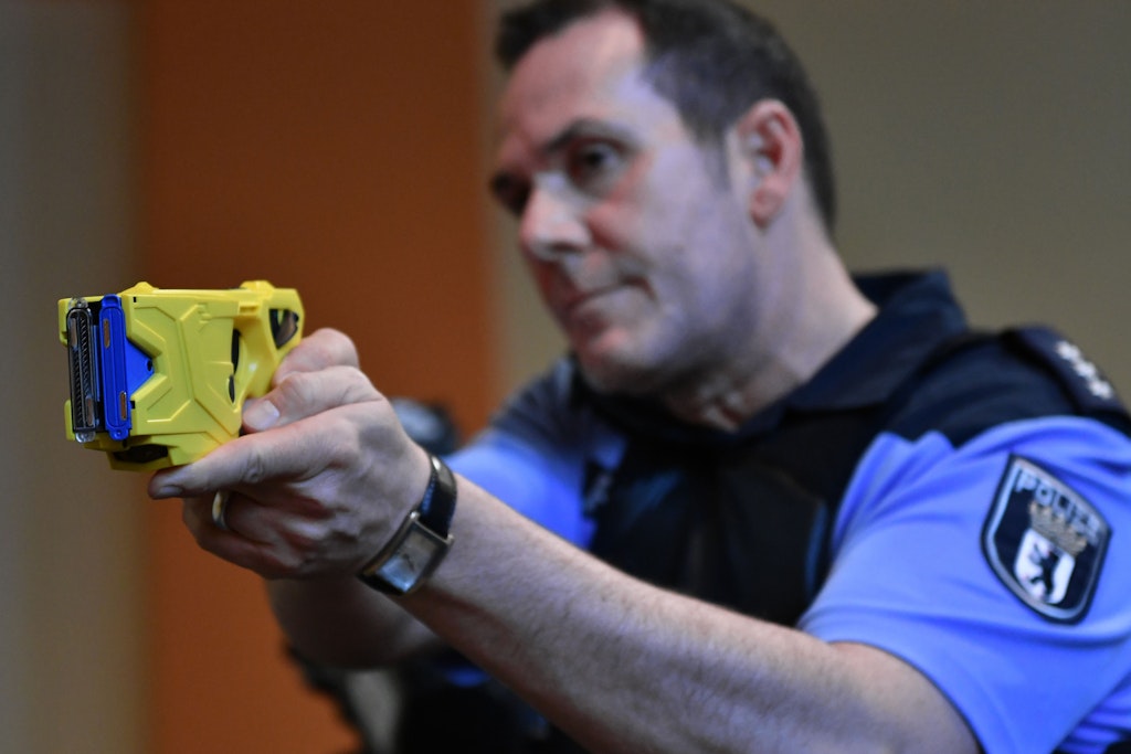 Ein Polizeibeamter zeigt bei einem Pressetermin die Handhabung einer Elektroimpulswaffe (Taser). Über den weiteren Gebrauch der Taser wird nun debattiert. 