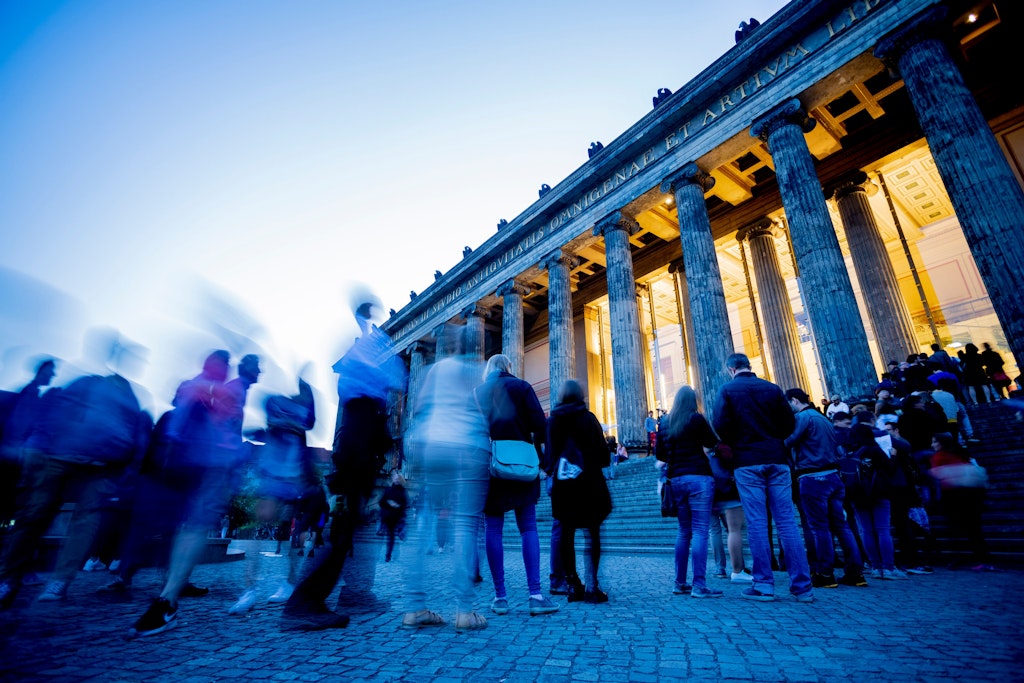 Besucher stehen vor dem Alten Museum auf der Museumsinsel in Berlin. 