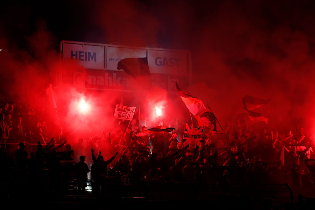 Pyro im Block von Jena in der zweiten Halbzeit beim Spiel gegen den BFC Dynamo.