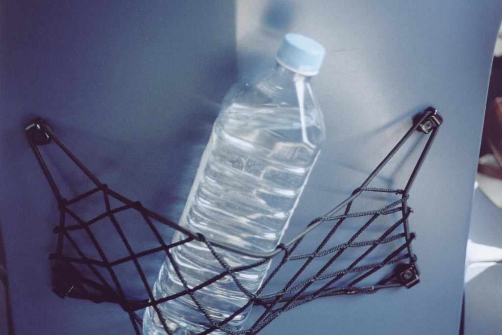 Eine Flasche Wasser als Bordverpflegung für einen zehnstündigen Flug: Veganer erleben manchmal böse Überraschungen.