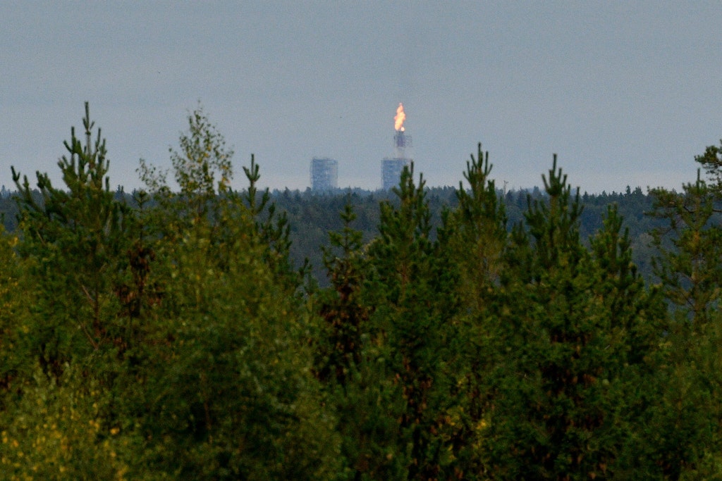 Russland verbrennt Gas in der Nähe der Verdichtungsstation Nord Stream 1 in Russland, aufgenommen von einem Luftüberwachturm in Pyterlahti in Virolahti, Ostfinnland.