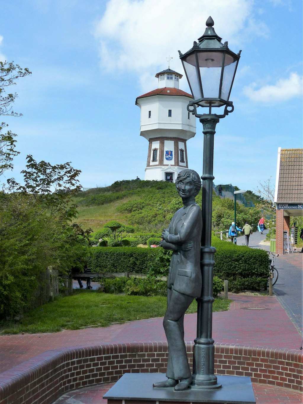 Langeoog hat Lale Andersen ein Denkmal gesetzt. Es zeigt Lili Marleen, mit dem Rücken an eine Laterne gelehnt.