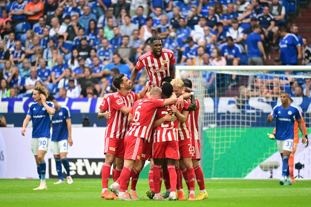 Der 1. FC Union bejubelt eins seiner sechs Tore beim Kantersieg auf Schalke.