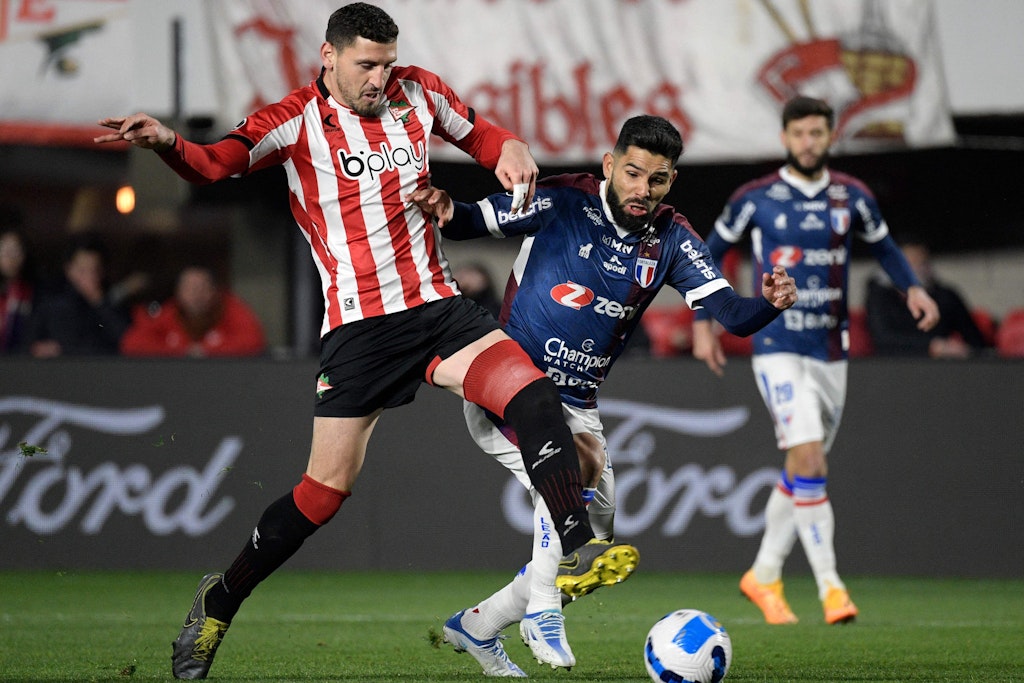 Der Uruguayer Agustin Rogel (l.) von Estudiantes La Plata aus Argentinien ist sich mit Hertha einig.