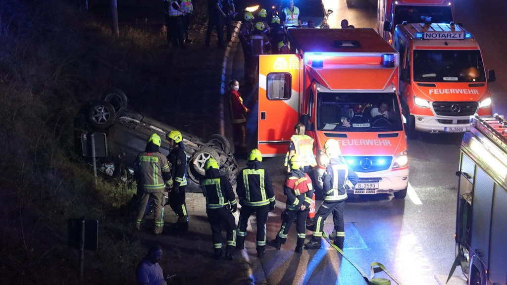 Der Kleinwagen blieb auf dem Dach in einer Böschung liegen.