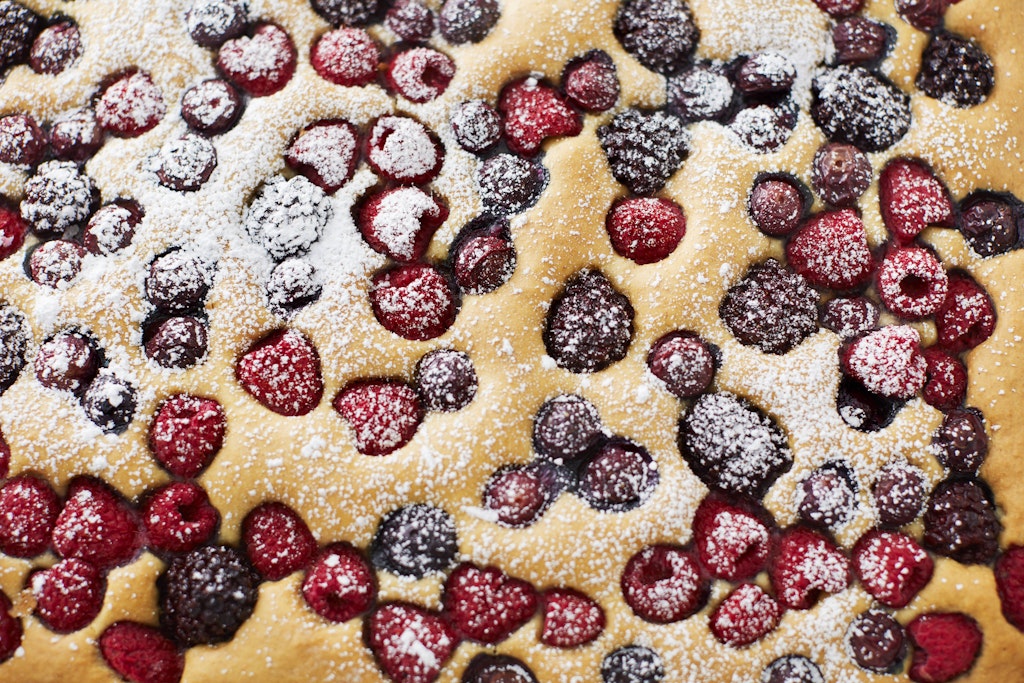 Dieser leckere Beerenkuchen ist superschnell gemacht - und mit dem gleichen Rezept kann man auch Apfelkuchen oder Pflaumenkuchen backen.