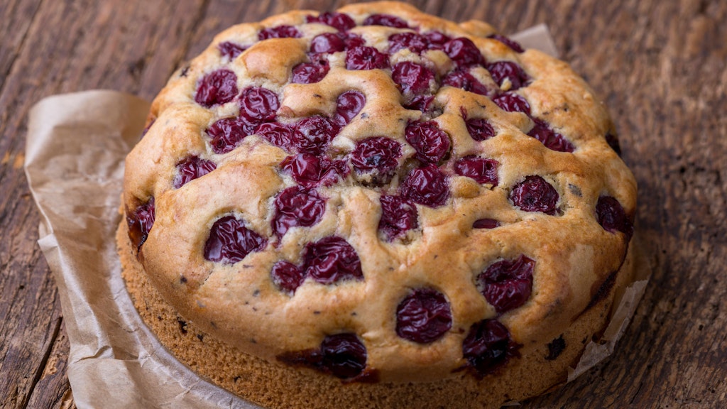 Einen Rührteig kann man superleicht in jeden beliebigen Obstkuchen verwandeln - auch Apfelkuchen oder Kirschkuchen sind möglich.