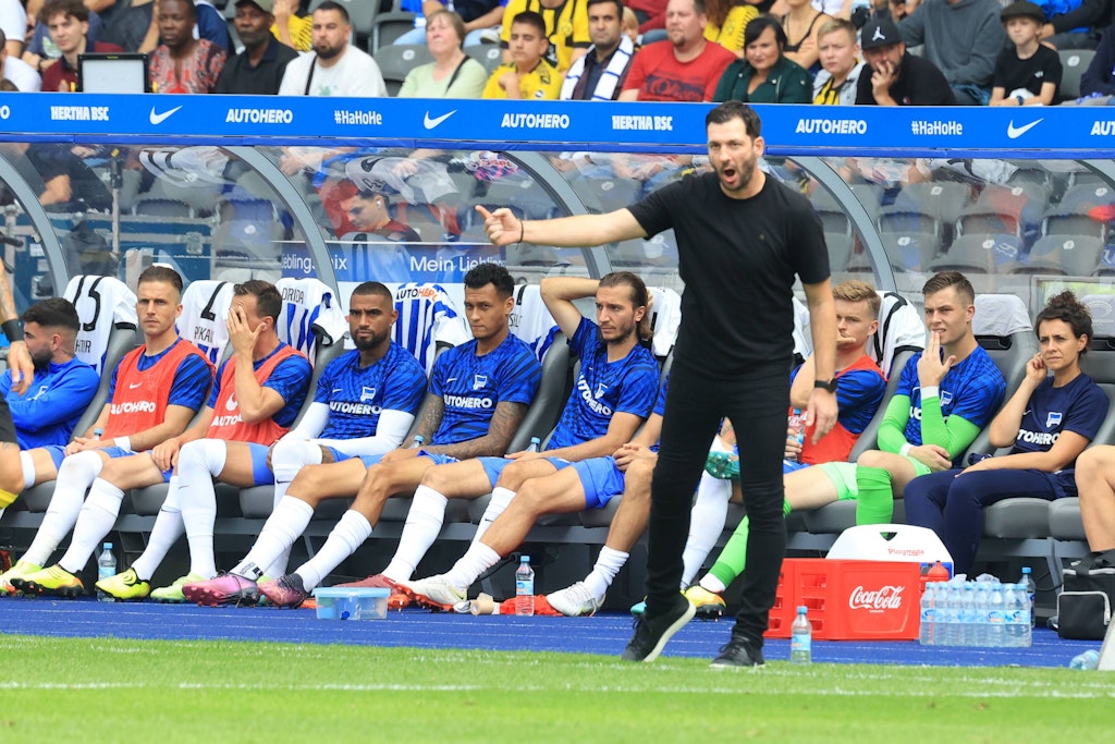Herthas Trainer Sandro Schwarz musste gegen Dortmund schon nach einer Viertelstunde an der Seitenlinie sehr laut werden ...