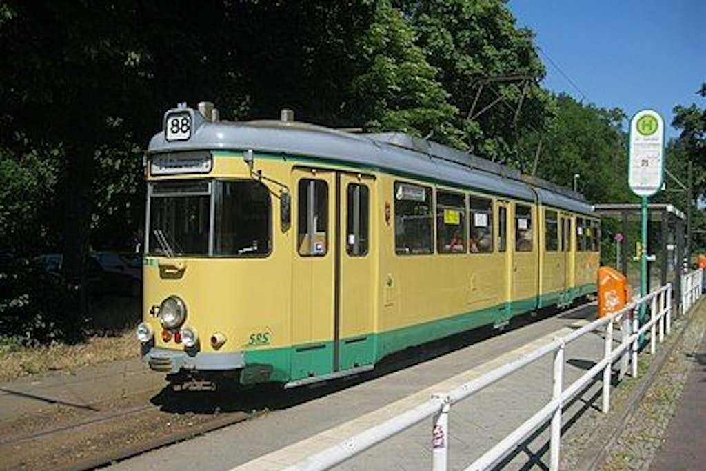 Eine Tram dieses Typs rammte den Volkswagen in Schöneiche. Die beiden Insassen des Autos starben.