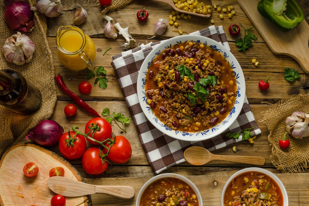 Chili con Carne ist ein echter Eintopf-Klassiker. Mit diesem Rezept kochen Sie die würzige Suppe ganz schnell und einfach.