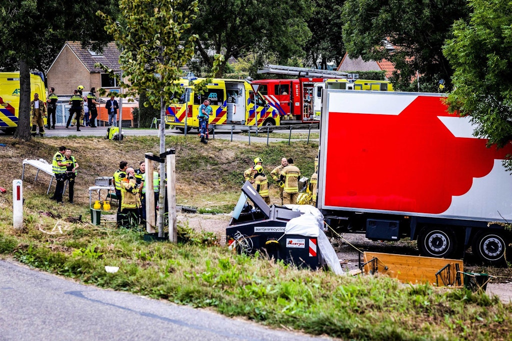 Der Unglücksort: Mehrere Krankenwagen sind vor Ort, nachdem ein Lkw in ein Nachbarschaftsfest gekracht war.