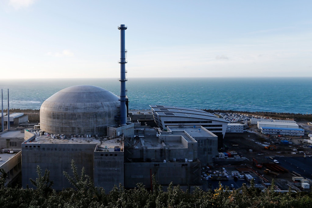 Frankreich setzt auf Atomkraft, doch die meisten Kraftwerke laufen nicht. Am Atomkraftwerk in Flamanville wird seit 1979 gebaut, aufgrund immer neuer Zwischenfälle fällt es immer wieder aus – und wurde zum Milliardengrab.