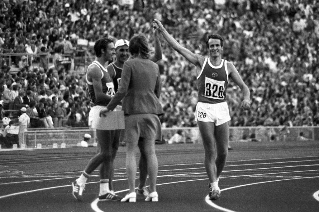 Peter Frenkel (r.) feiert ziemlich cool sein Olympia-Gold 1972 in München über 20 Kilometer Gehen.
