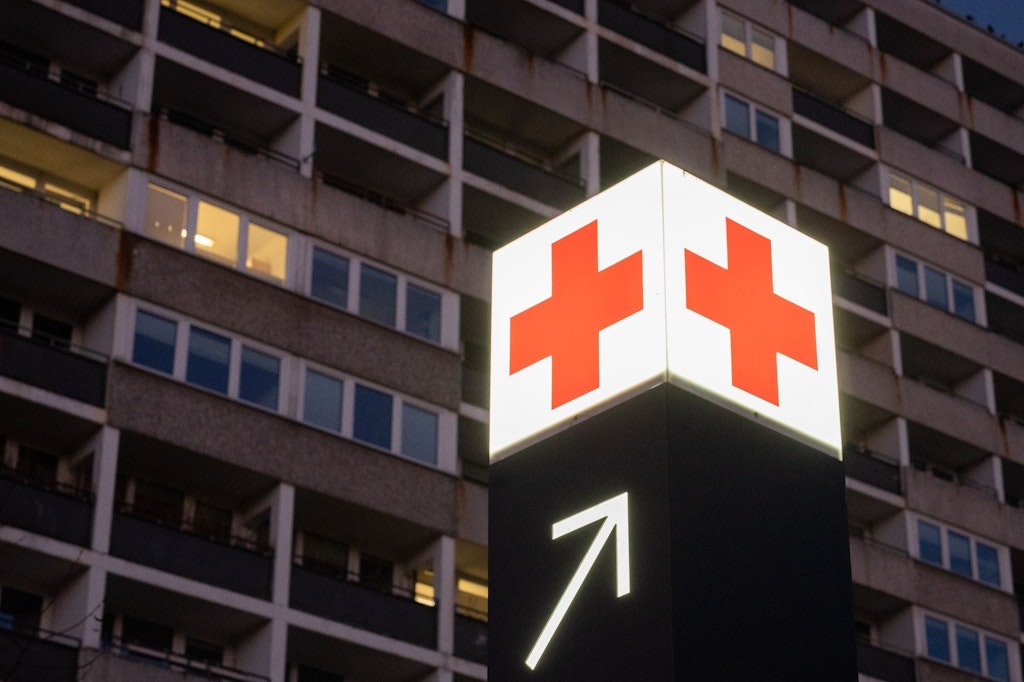 Ein Pfeil weist den Weg zur Notaufnahme eines Krankenhauses.