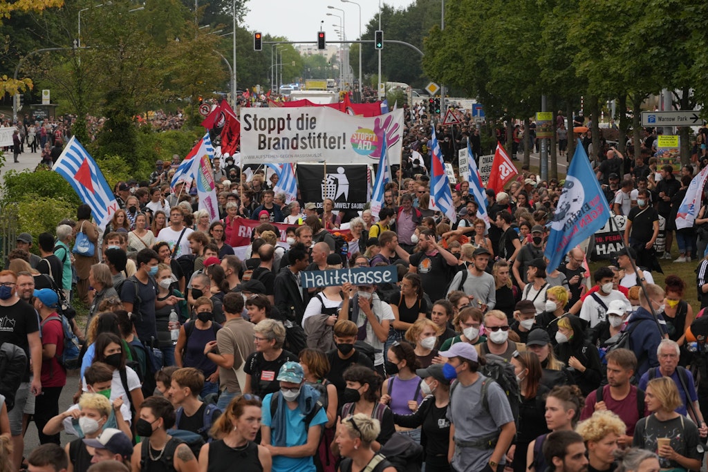 Tausende gedachten bei einer Demo der Ausschreitungen in Rostock-Lichtenhagen vor 30 Jahren.