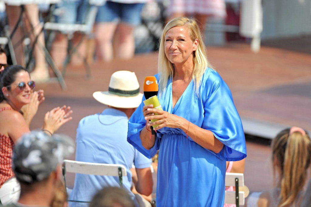 Andrea Kiewel lässt es im Fernsehgarten rocken.