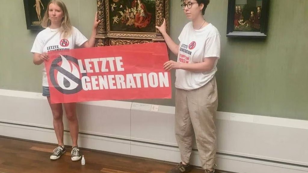 Aktivisten der Gruppe Letzte Generation kleben sich an einem Gemälde von Lucas Cranach fest.
