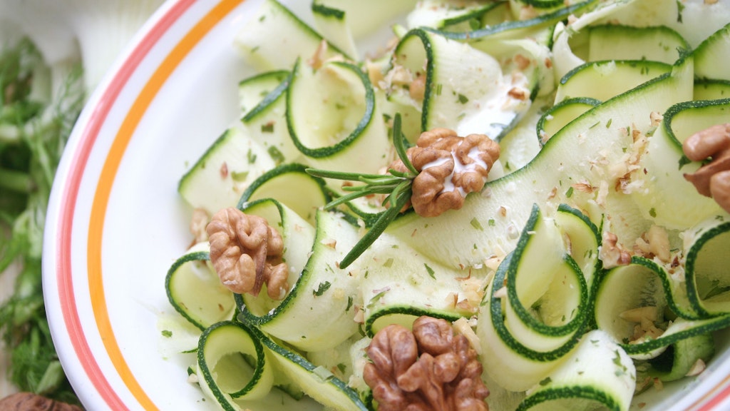 Das Rezept für Zucchinisalat kann man abwandeln, statt Erdnüsse passen auch Wallnüsse wunderbar als Topping.
