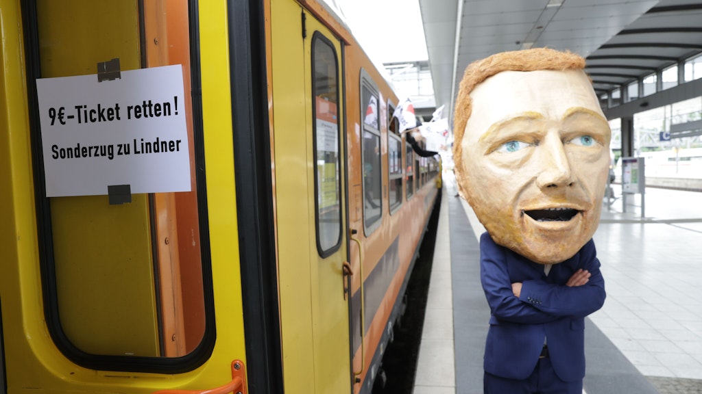 Ein Demonstrant hat sich einen riesigen Christian-Lindner-Kopf aufgesetzt.