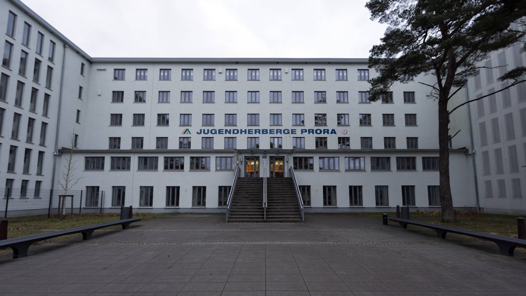 Die neu eingerichtete Jugendherberge im Bandwurm-Bau des Nazi-Seebads Prora auf Rügen.