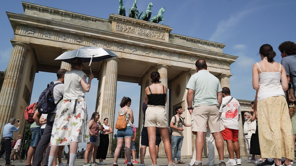 Die Touristen sind zurück und lassen bei Berliner Hotels die Kasse klingeln. Die aber finden immer schwerer Mitarbeiter. 