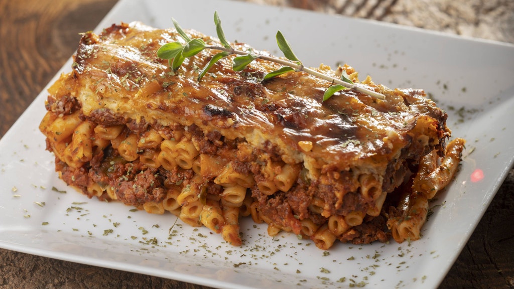 Zu einem Pastizio passt gut ein frischer Salat.
