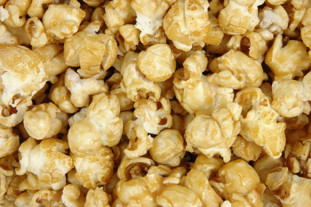 Leckeres Popcorn gehört zu einem gemütlichen Filmabend einfach dazu. Aber: Wie bereitet man es zu? Hier ist das Rezept.