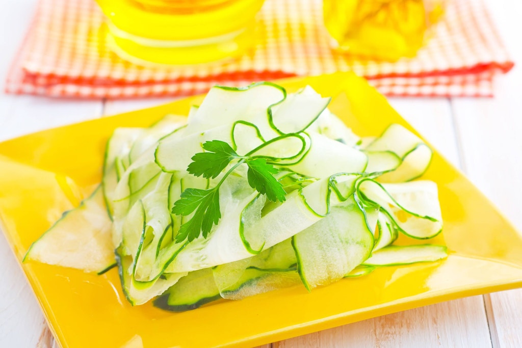 Das Rezept für leckeren Zucchinisalat ist ein echtes Blitz-Rezept, die Zubereitung dauert nur fünf Minuten.