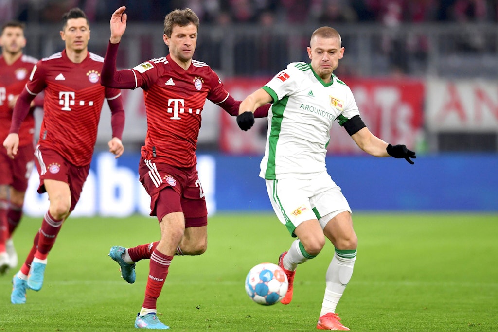 Könnte auch an diesem Sonnabend ein spannendes Duell werden: Bayern-Star Thomas Müller gegen Unions Julian Ryerson (r.).