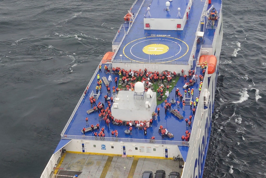 Luftaufnahme der Schiffs Stena Scandica vor der schwedischen Insel Gotska Sandön. Auf der Passagierfähre Stena Scandica vor der schwedischen Küste mit rund 300 Menschen an Bord ist am Montag ein Brand ausgebrochen. 