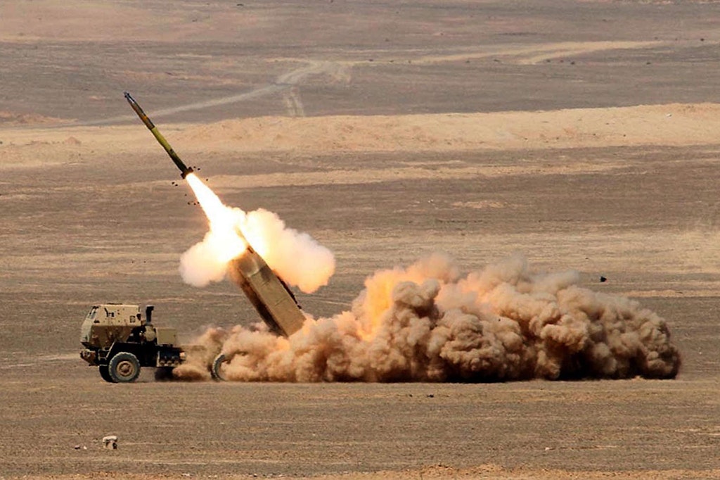 Von den Russen gefürchtet: der „echte“ US-Raketenwerfer HIMARS (High Mobility Artillery Rocket System) beim Abschuss einer Rakete.