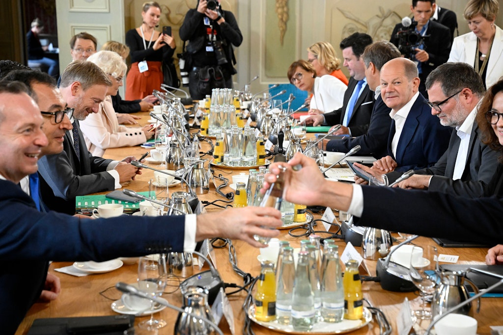 Kaffee, Wasser („Spreequell“), Saft: Viel Platz bleibt nicht auf dem Tisch, an dem das Bundeskabinett auf Schloss Meseberg Platz genommen hat.